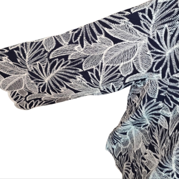 Solitaire Elegant Blue and White Embroidered Leaf Pattern Top Plus Size 2X New - Picture 4 of 6